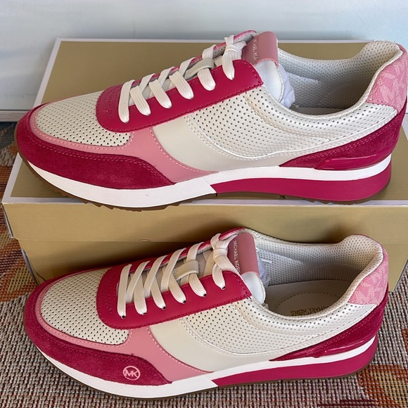 MICHEL KORS ANDI TRAINER
FAUX LEATHER/SUEDE
Electric Pink Multi
Fashion Sneakers - Picture 3 of 16